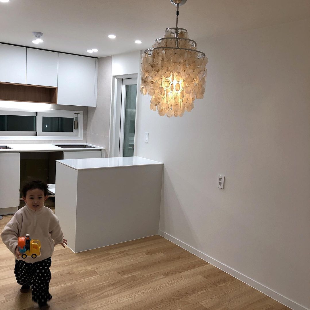 COQUILLE Tiered Shell Chandelier