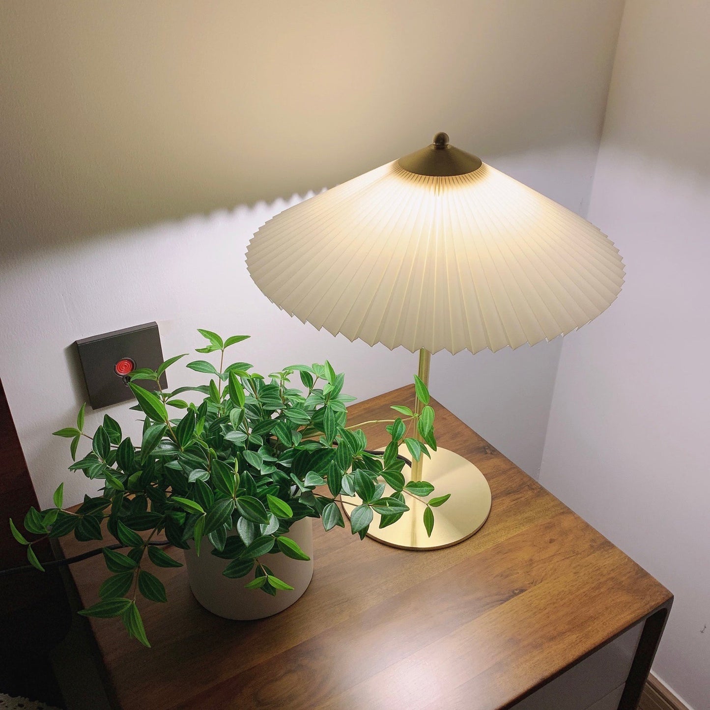 Luxury Pleated White Gold Table Lamp